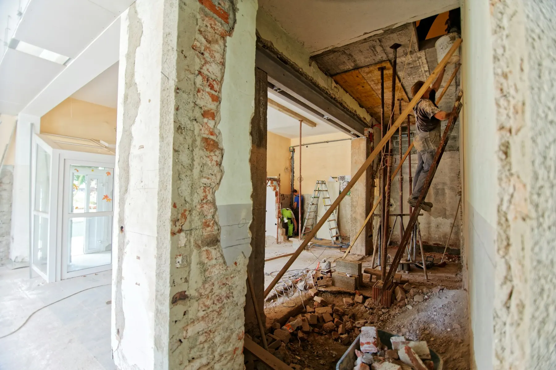 Umbau im Bestand: freigelegtes Mauerwerk und Holzbalken